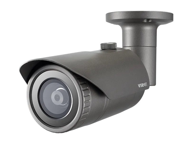 Hanwha - QNO-7032R - Wisenet Q network outdoor vandal bullet camera, 4MP @30fps, 6mm fixed focal lens (49°), triple codec H.265/H.264/MJPEG with Wisestream II, 120dB WDR, IR LEDs range 98', motion detection, tampering, defocus detection, hallway View